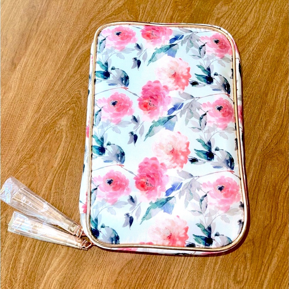 “NEW” PRETTY FLORAL MAKEUP-TOILETRIES CASE, WITH GOLD ZIPPERS & 4 BIG POCKETS!!!